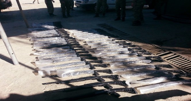 Şemdinli’de yol kontrolünde 50 adet pompalı tüfek ve 40 bin kaçak sigara ele geçirildi