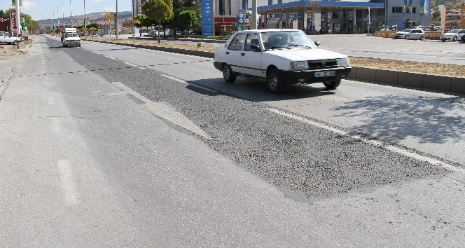 Sürücüler sürekli yamanan E-88 karayoluna tepkili