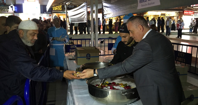 Eyüp'te 10 bin kişilik aşure dağıtıldı