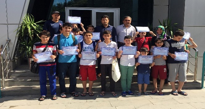 Gümüşhaneli yüzmeyi sevdi