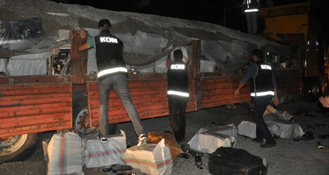 Kumun içine gizlenmiş 185 bin paket kaçak sigara ele geçirildi