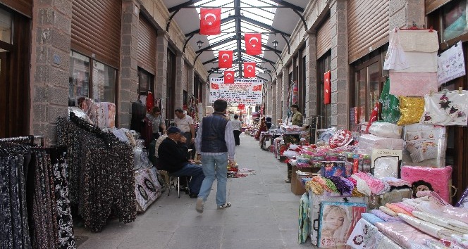 Restore edilen tarihi Bedesten Çarşısı esnafından "pankartlı" teşekkür