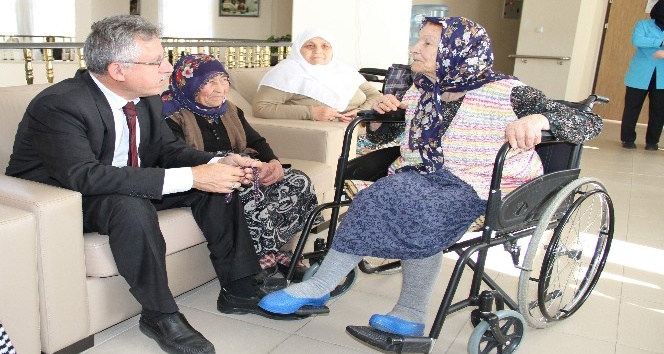 Yozgat Belediye Başkanı Kazım Arslan, huzurevinde yaşlıları ziyaret etti