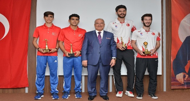 Mersin’de 2016 yılının en iyi sporcuları ödüllerini aldı