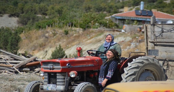 (Özel Haber) Tosyalı kadınların traktör marifeti
