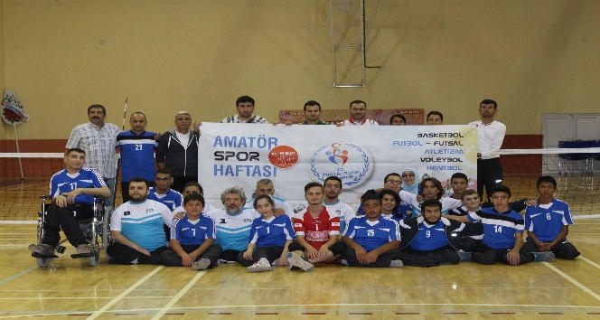 Karaman’da bedensel engelli sporcular amatör spor haftasında dostluk maçı yaptı