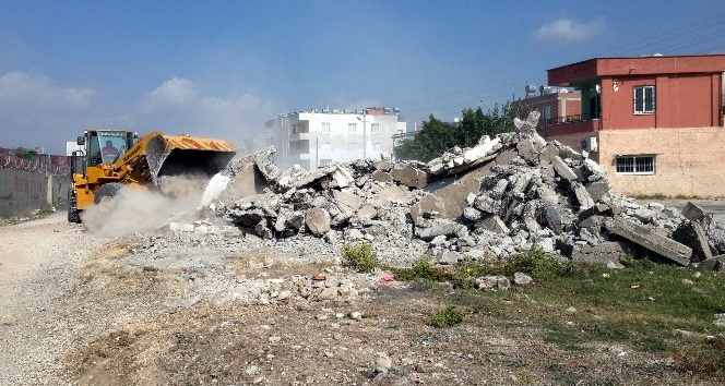 Akdeniz Belediyesi, metruk binaların yıkımına devam ediyor