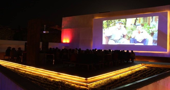 Bergama’da açık havada sinema keyfi