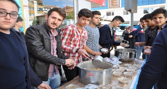 Sorgun Ülkü Ocakları 500 kişiye Aşure Dağıttı