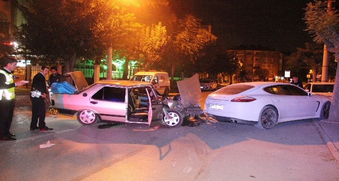 Otomobil park halindeki lüks araca çarptı: 2 yaralı