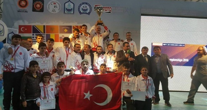 Mersinli Milli güreşçi Hamza Zopalı Balkan şampiyonu oldu