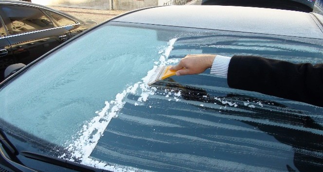 Yozgat’ta araçların camları buz tuttu