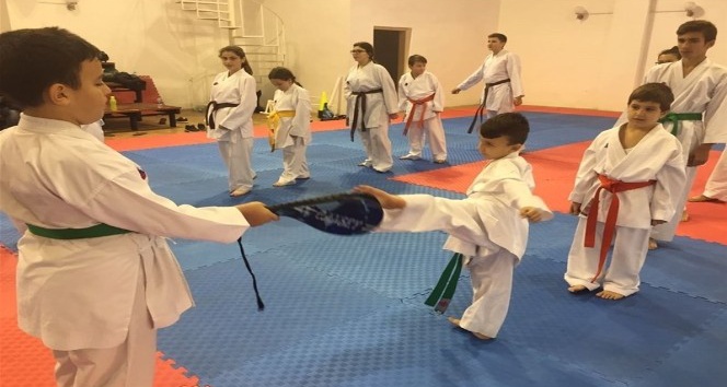 Karate branşı eğitim çalışmaları devam ediyor