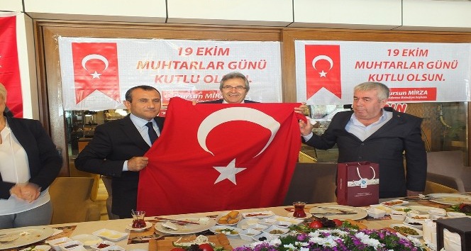 Muhtarlara Türk Bayrağı hediye edildi