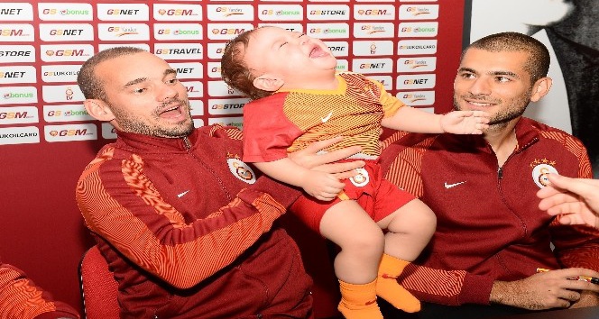 Galatasaraylı futbolcular, taraftarlarla buluştu