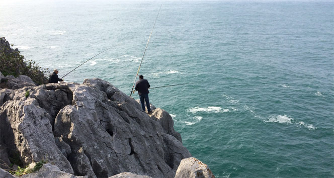 Amatör balıkçıların kayalıklarda tehlikeli balık sevdası