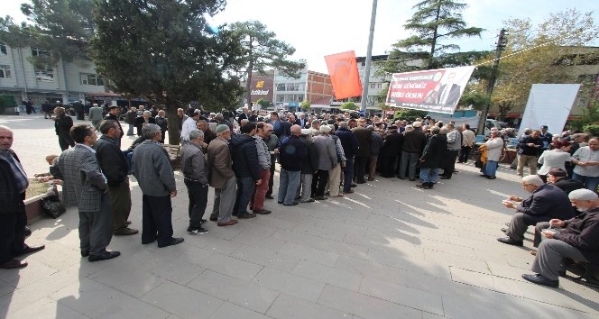 Akyazı Belediyesi 6 bin kişilik aşure dağıttı