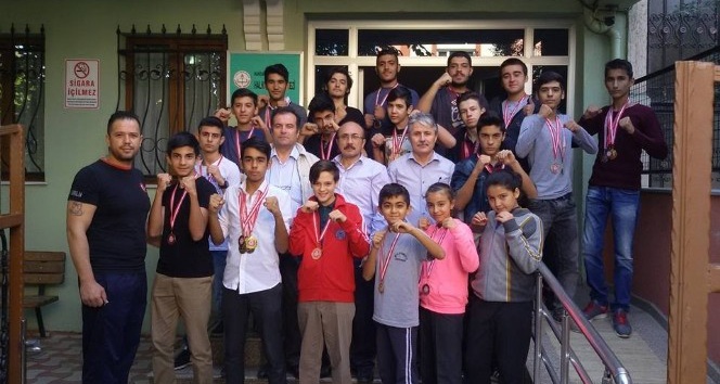 Salihlili demir yumruklar madalyaya doymuyor