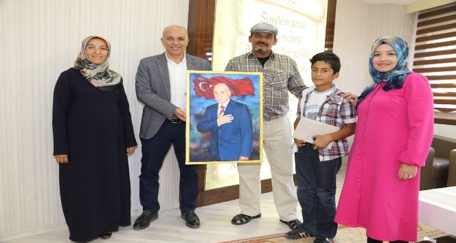 Iraklı inşaat mühendisi, Başkan Çalışkan’a tablo hediye etti