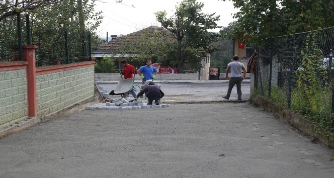 Sapanca Belediyesi parke taşı çalışmalarını devam ettiriyor