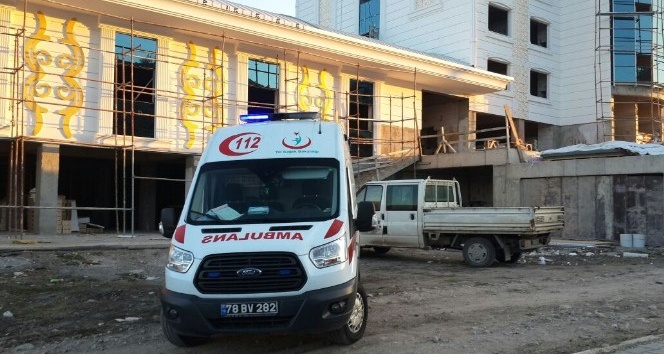 Otel inşaatından düşen işçi hayatını kaybetti