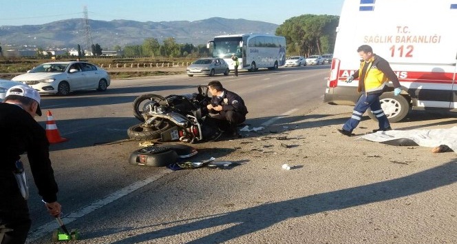 Motosiklet ile kamyonet çarpıştı: 1 ölü, 1 yaralı