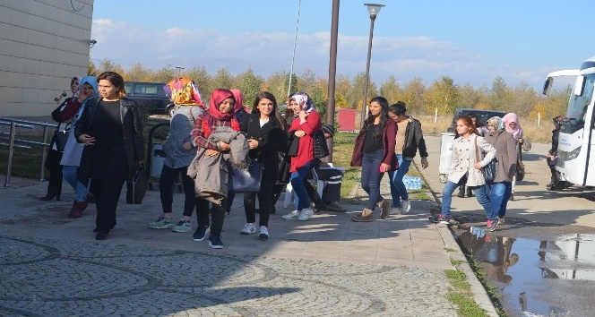 Erzurum’da ilk kez kız öğrencilere ücretsiz buz pateni