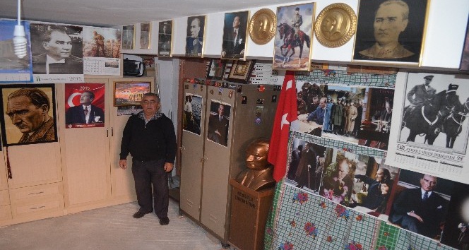 İki evini Atatürk fotoğrafları ile donattı