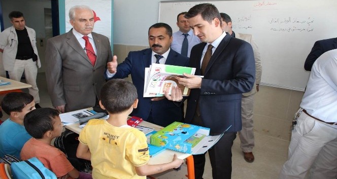Suriyeli öğrencilere kırtasiye malzemesi dağıtıldı
