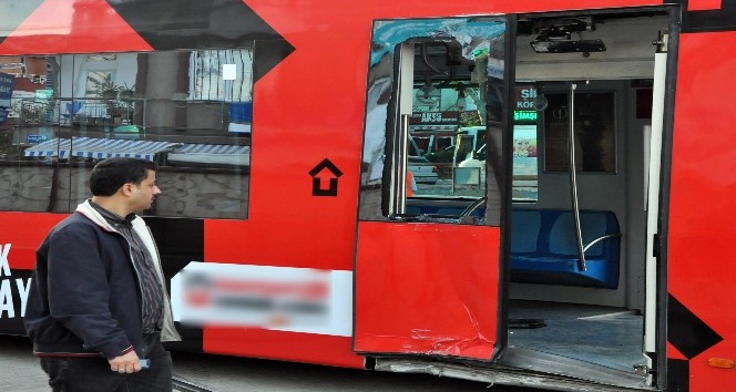 Antalya’da tramvay raydan çıktı: 1 yaralı