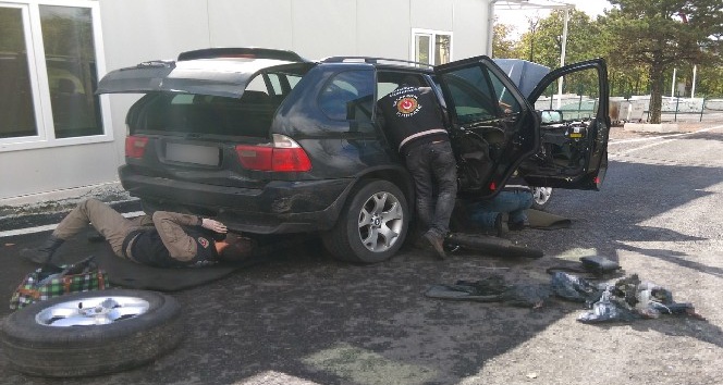 Dereköy’de bir araçta 3 adet kalaşnikof bulundu