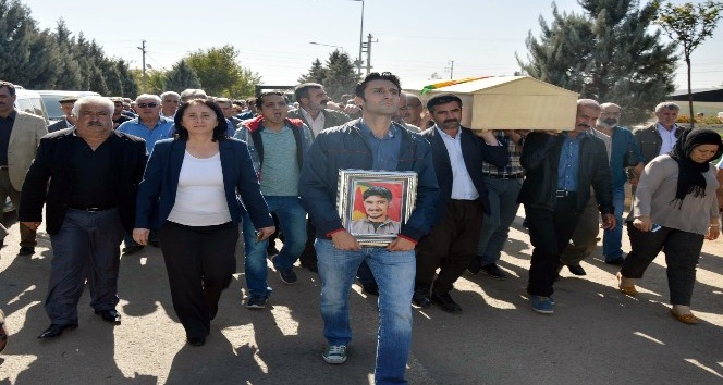 HDP’li vekil teröristin cenazesine katıldı