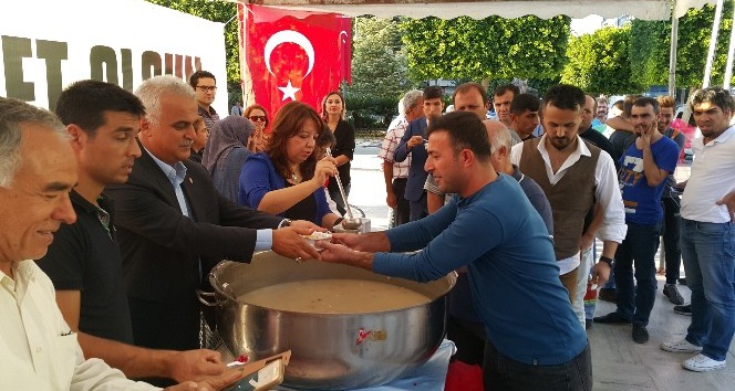 MHP Adana İl Başkanlığı, Atatürk Parkı’nda vatandaşlara aşure ikramında bulundu