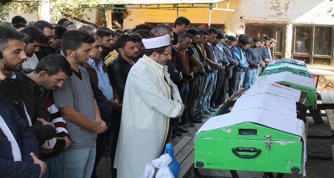 Feci kazada ölen 4 gencin cenazesi gözyaşları arasında defnedildi