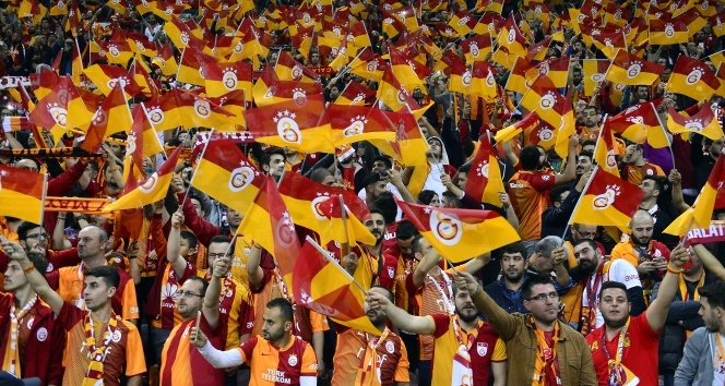 Galatasaraylılar&#039;dan Arena&#039;da Trabzonsporluları kızdıran tezahürat!