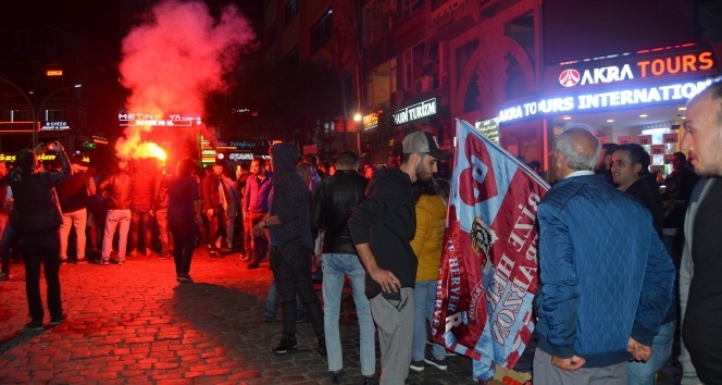 Trabzonspor galibiyet sevincini sokaklarda kutladı