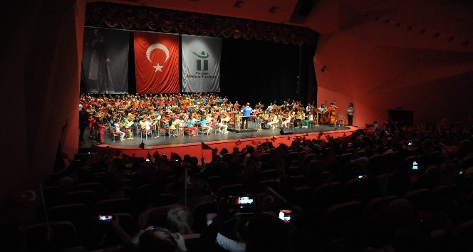 Çocuk Senfoni Orkestrası ‘Cumhuriyet Konseri’ ile izleyenleri büyüledi