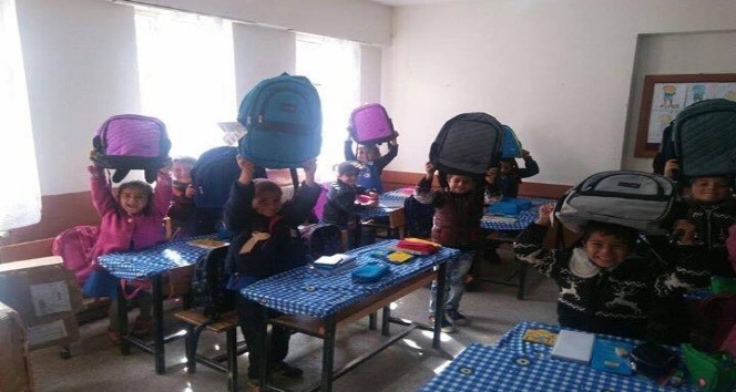 Ortahisar Belediyesi Van’ın Erçiş ilçesindeki bir okula kırtasiye yardımı yaptı