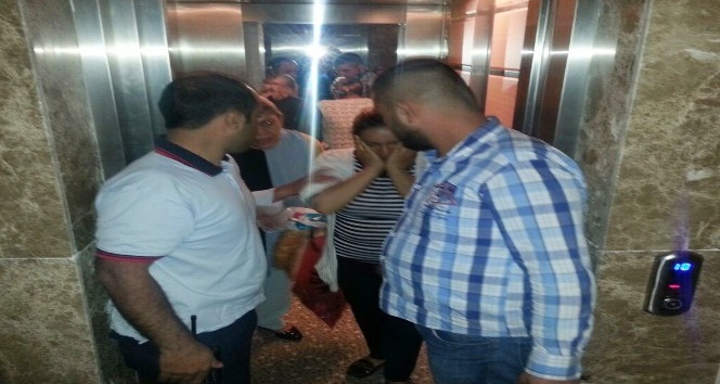 Asansörde mahsur kalan 4 kişiyi itfaiye kurtardı