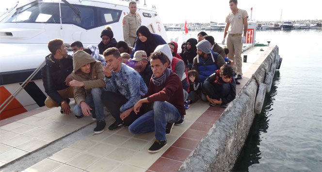 Denizin ortasında mahsur kalan 57 göçmen kurtarıldı