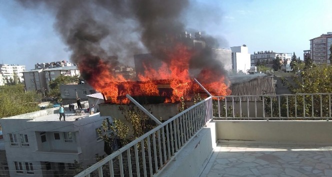 2 katlı evin çatı katında korkutan yangın