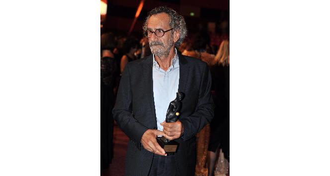 En iyi erkek oyuncu ödülünün sahibi Menderes Samancılar: “Ödülümü çocukları kıyılara vurulan Suriyeli komşularımıza adadım”