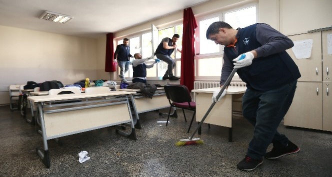 Mahkumlar Konak’taki okulları pırıl pırıl yaptı