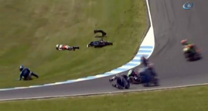 Moto GP 3’te kaza üstüne kaza