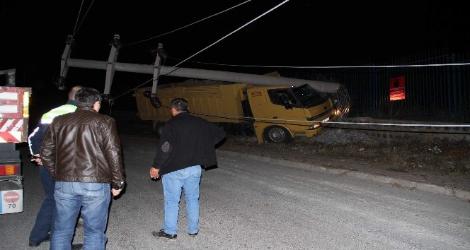Yozgat’ta freni boşalan hafriyat kamyonu yüksek gerilim hattı direğine çarptı