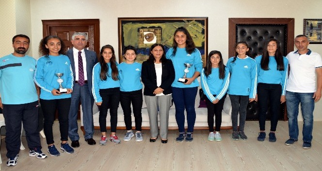Akdeniz Belediyesi’nin genç voleybolcuları 2 kupa kazandı