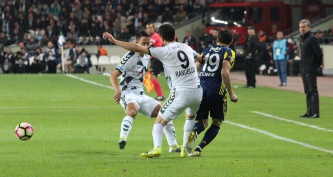 Konyaspor-Fenerbahçe maçında tribün karıştı