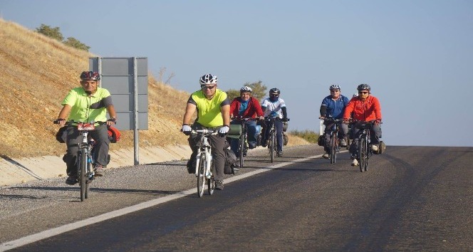 Bisikletin ulaşım aracı olduğunu gösterebilmek için 165 kilometre pedal çevirdiler