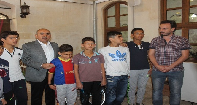 Türk ve Suriyeli çocuklar Arda Turan’ı Kilis’e beraber futbol oynamaya davet etti