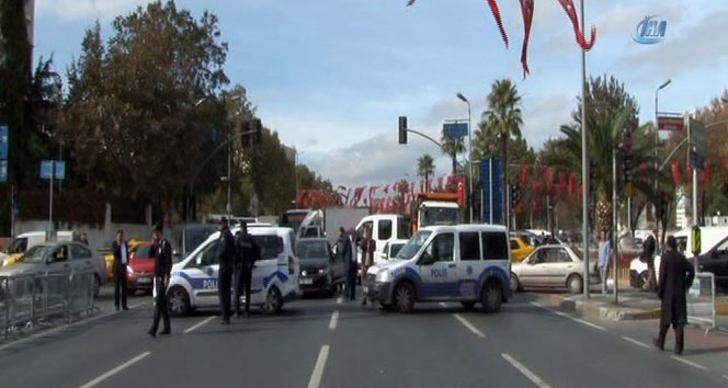 İstanbul Emniyet Müdürlüğü önünde şüpheli araç paniği